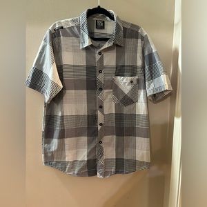 EUC - Men’s Size Large Short Sleeve Button Down Shirt by ENYCE